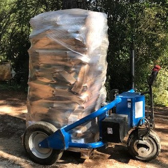 Leña de carpe, troncos secos de 30 cm sobre un palé.
