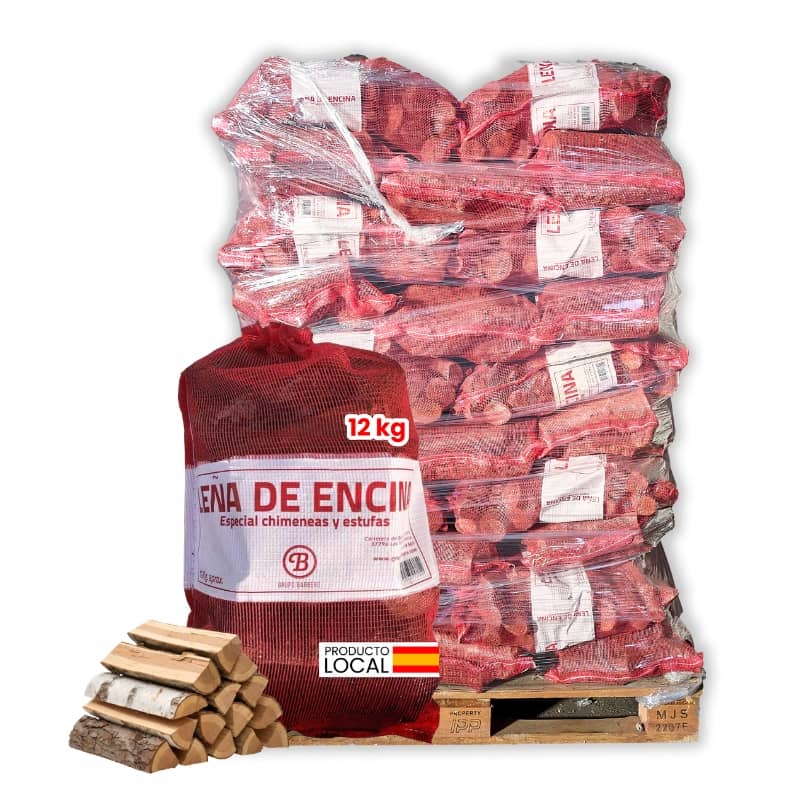 Palet con sacos de leña de encina